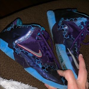 Youth Lebron high top sneakers
